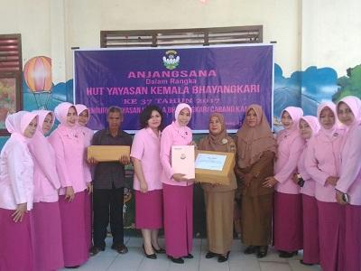 Ibu Ketua cabang Bhayangkari Kampar Berikan Penghargaan